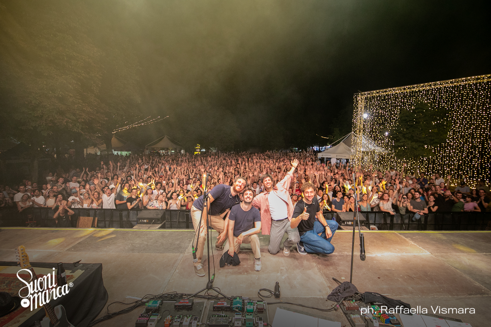 Band sul palco a fine concerto con il pubblico sullo sfondo