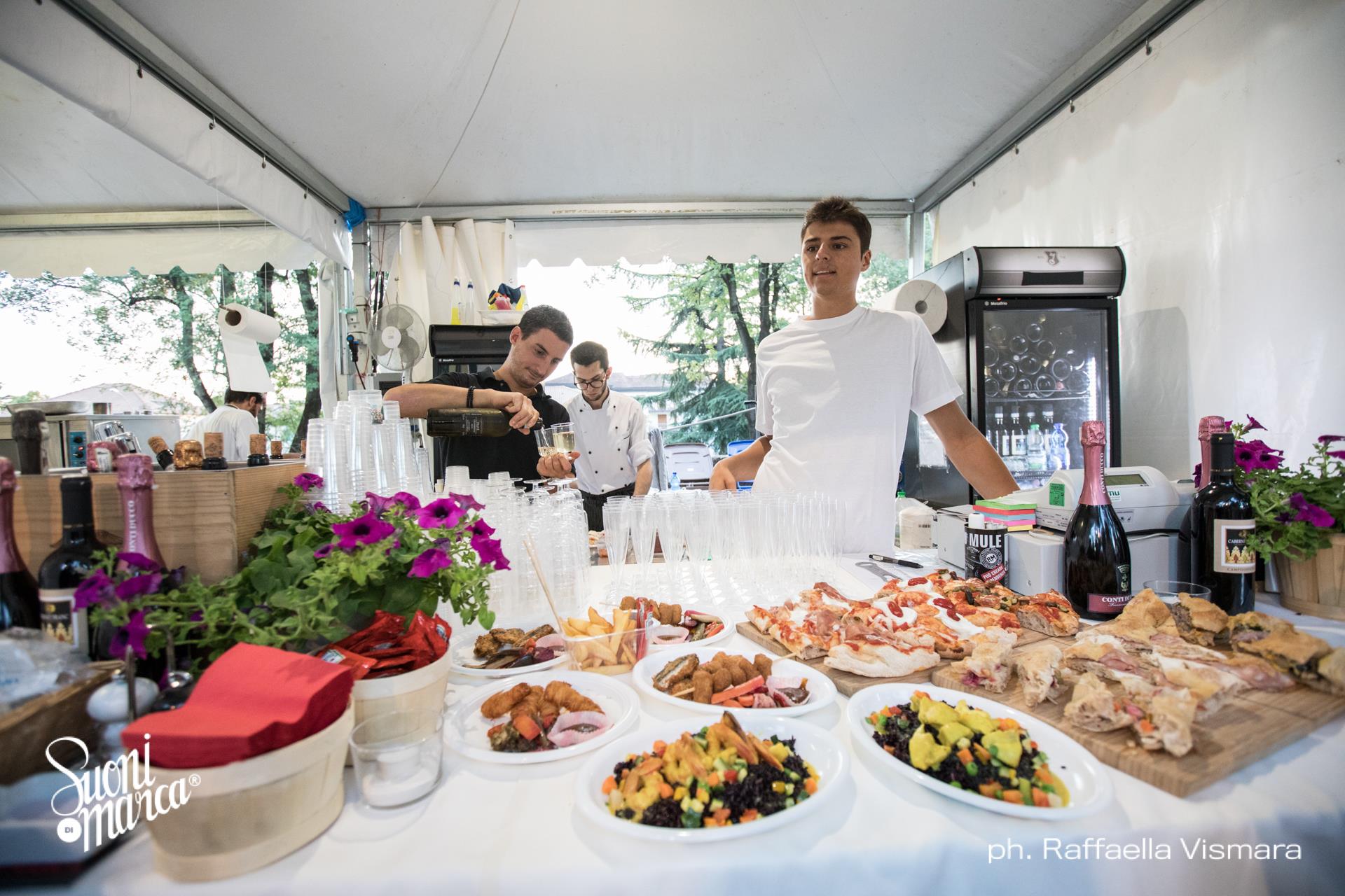Tavolo con proposte food lungo le Mura