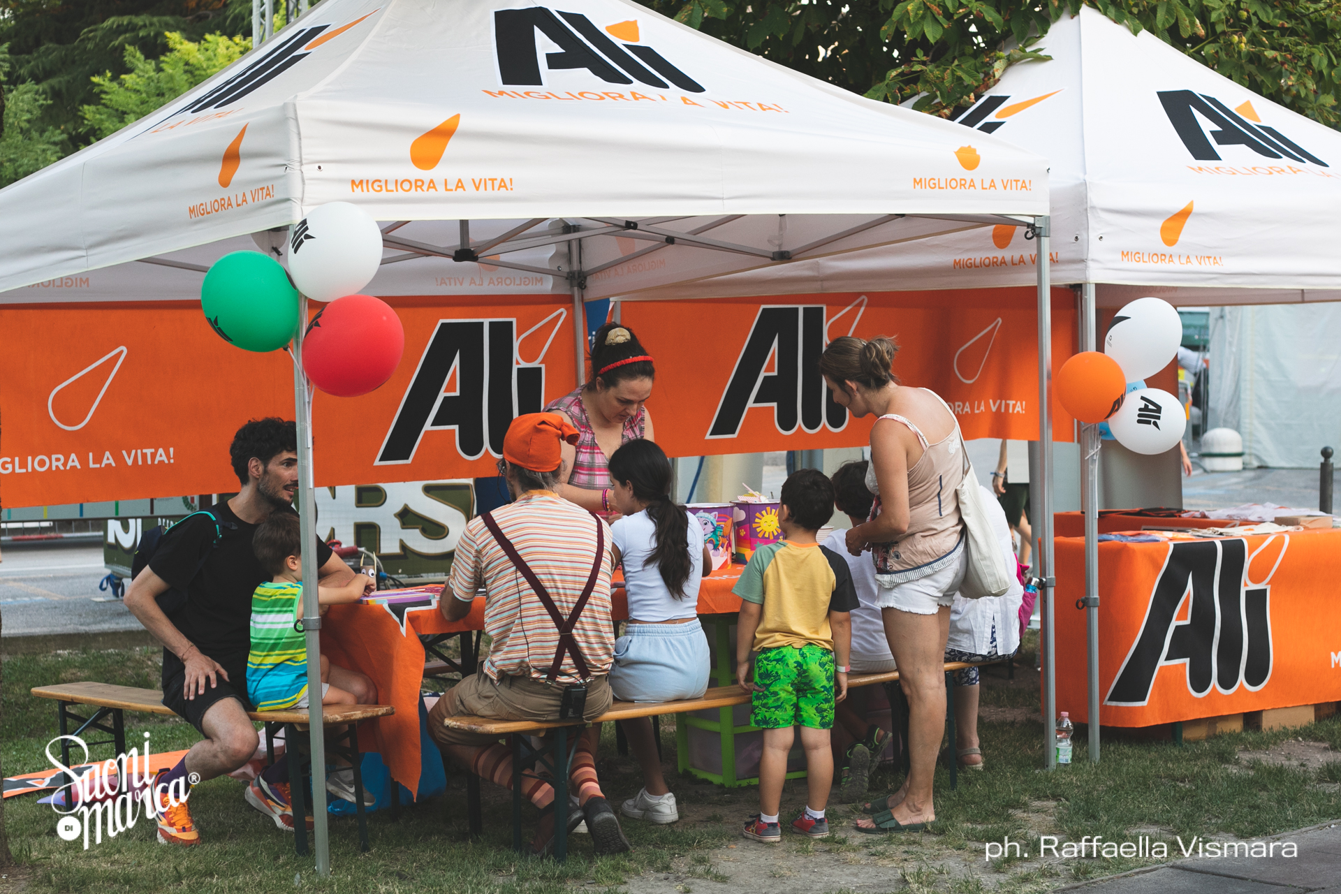 Attività ai tavoli dell'area bimbi