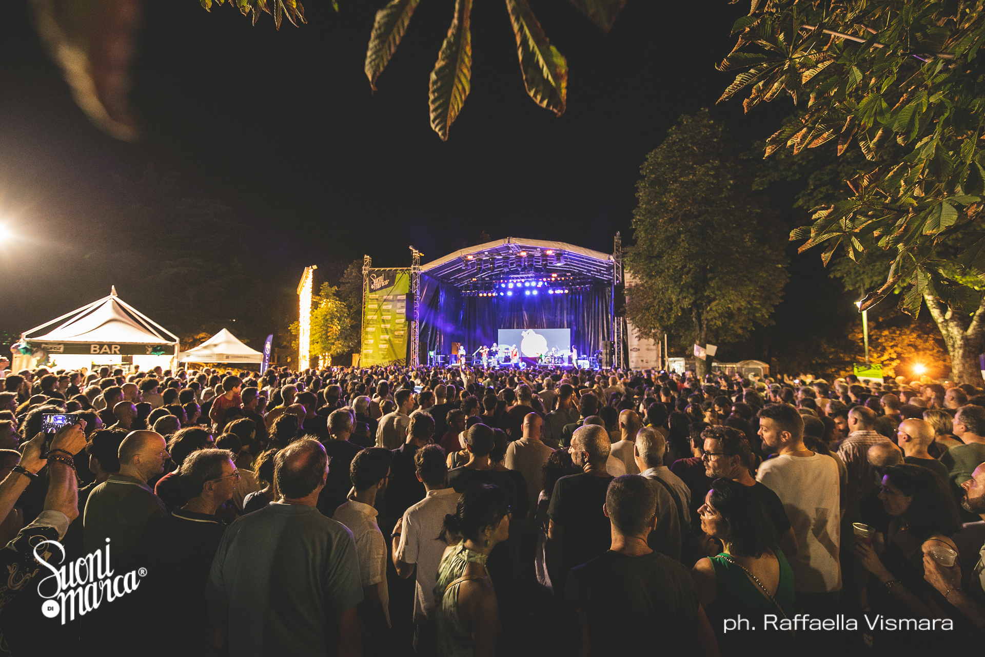 Pubblico davanti al palco tra le mura di Treviso