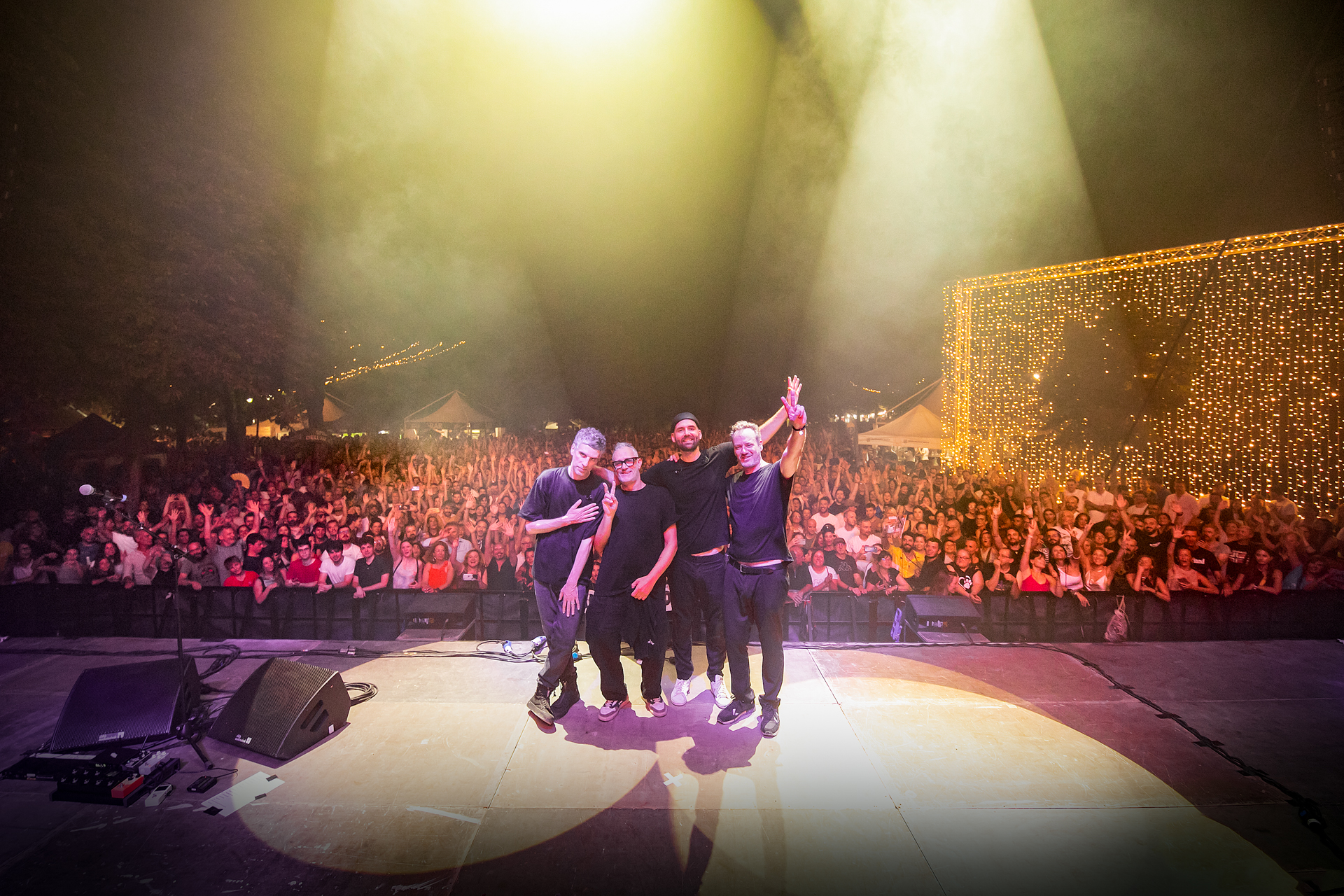 Planet Funk sul palco con il pubblico di Suoni di Marca