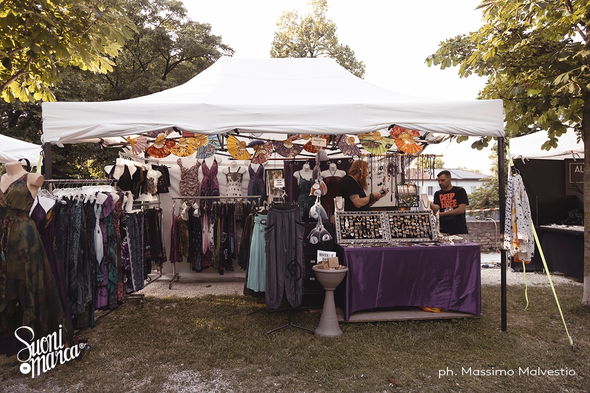 Stand di abbigliamento e accessori al Bazar delle Mura